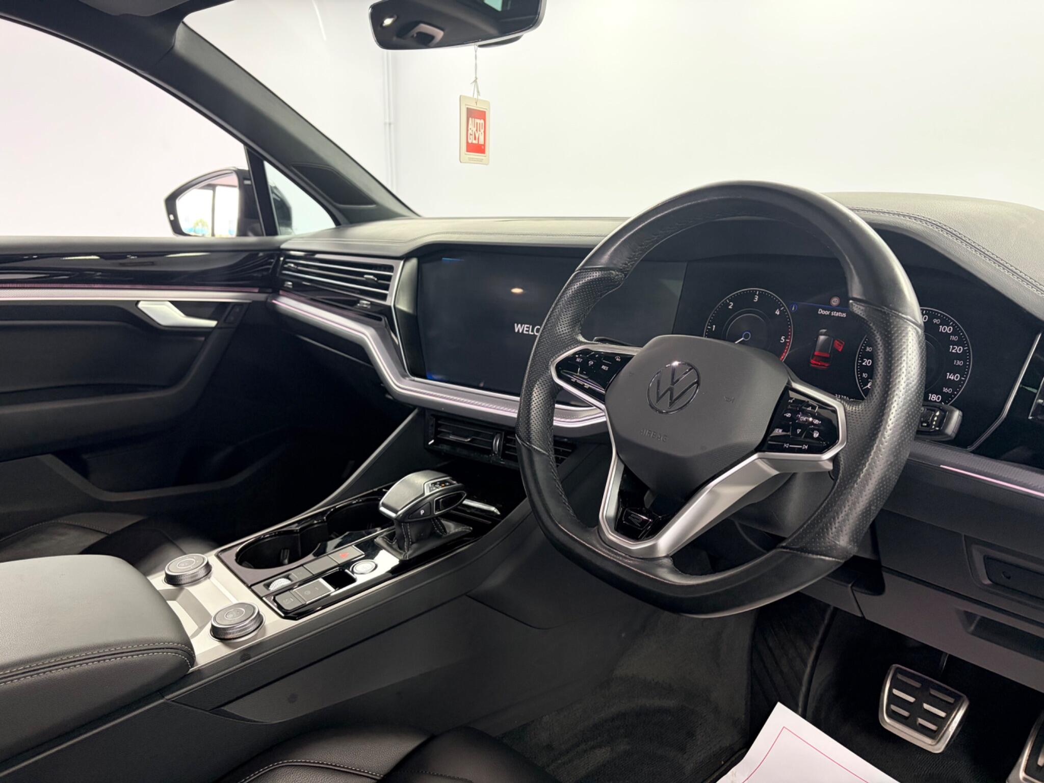 Volkswagen Touareg view 13