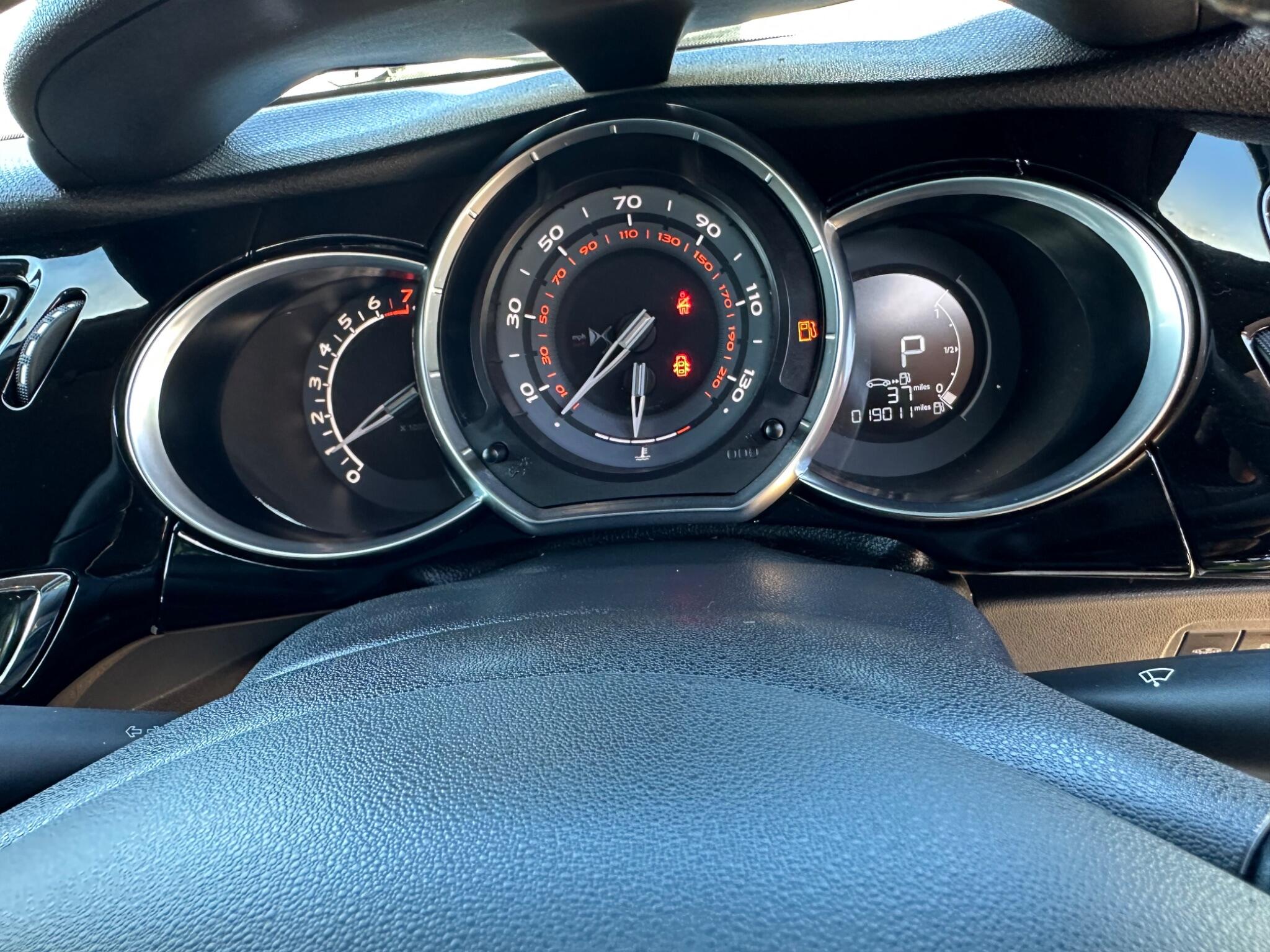 DS Automobiles DS 3 view 11