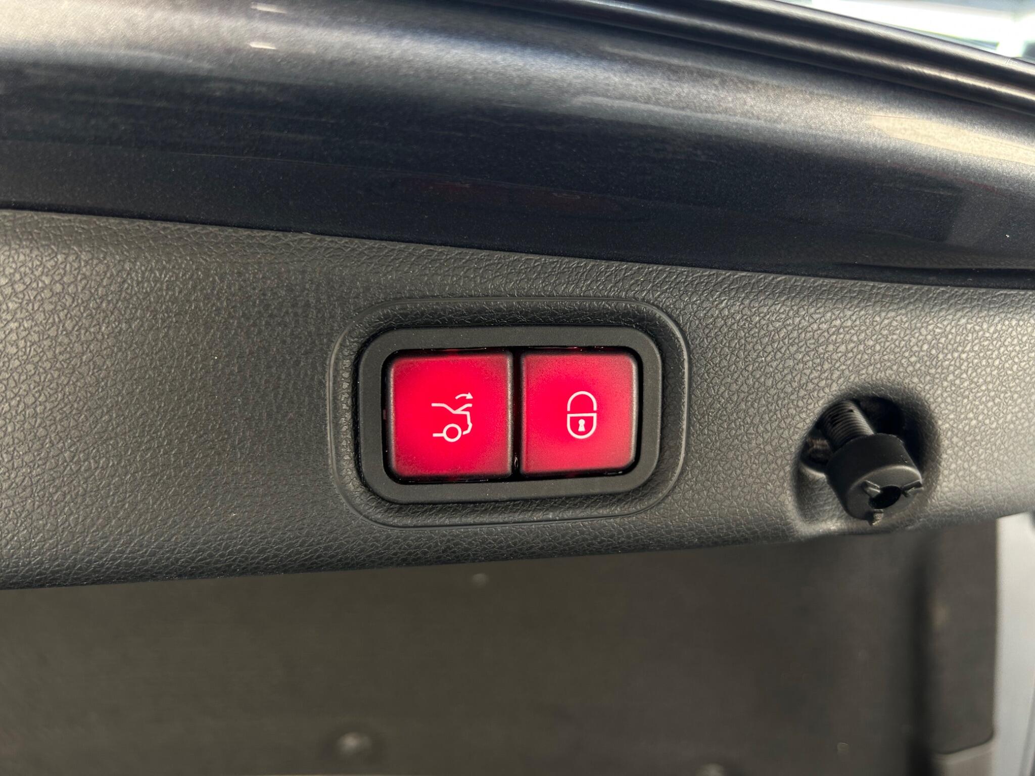 Mercedes-Benz E Class view 25