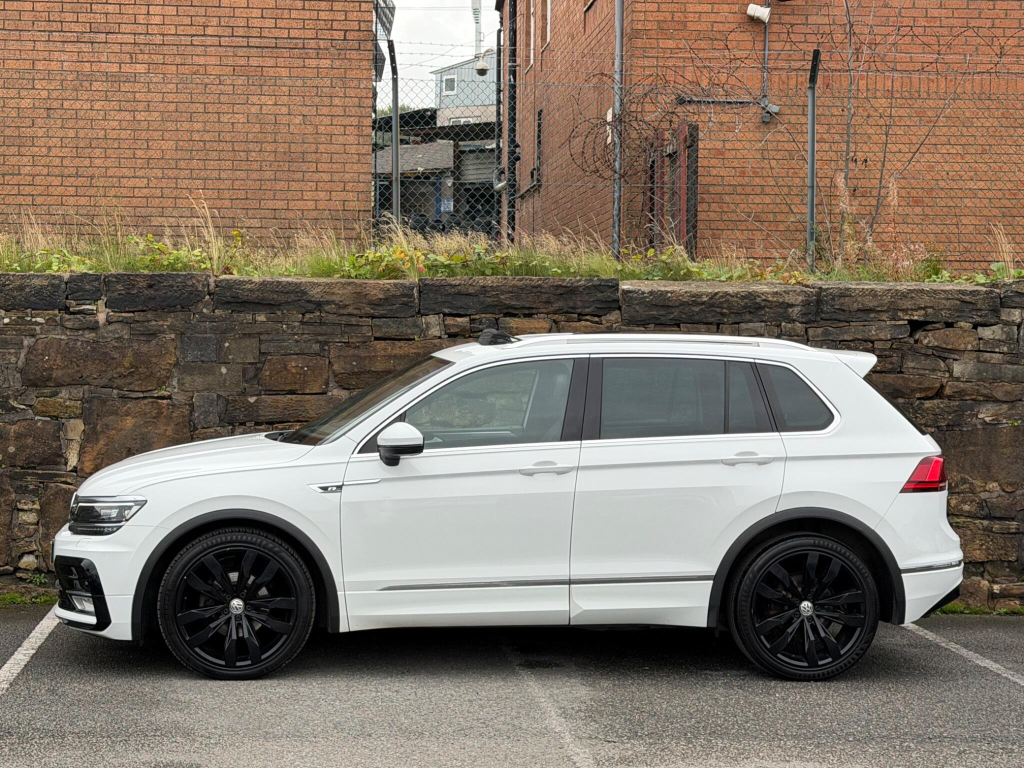 Volkswagen Tiguan view 4