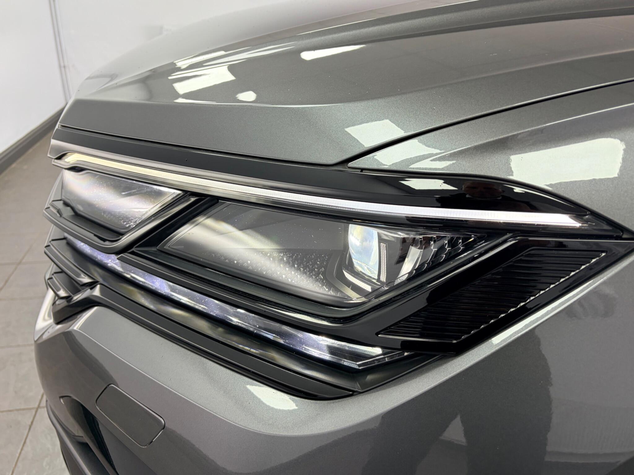 Volkswagen Touareg view 30