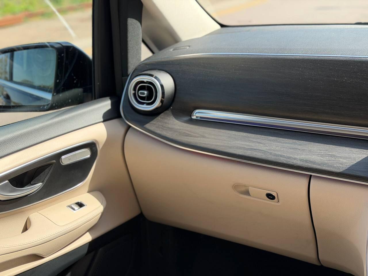 Mercedes-Benz V Class view 23