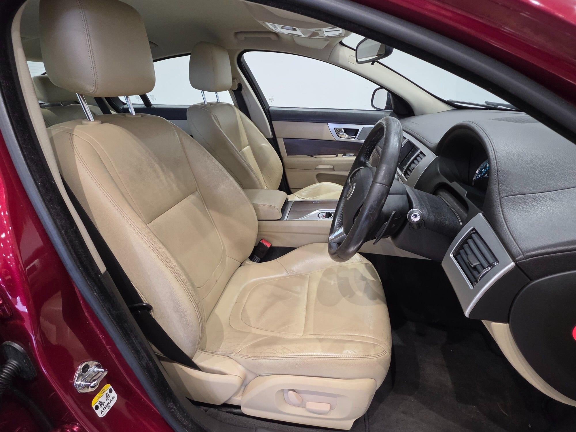 Jaguar XF view 20