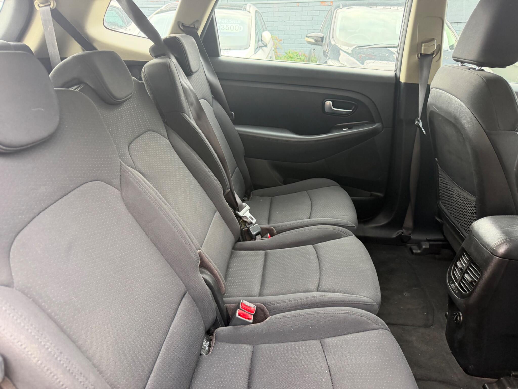 Kia Carens view 18