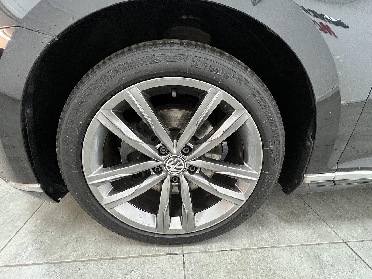 Volkswagen Passat view 19
