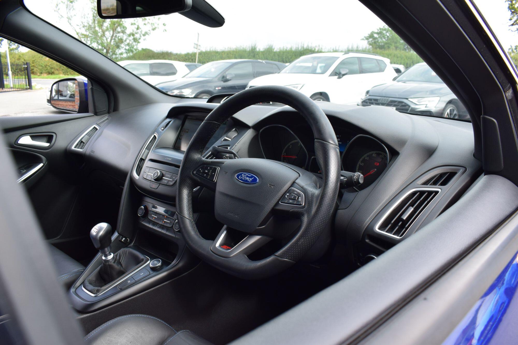 Ford Focus view 12
