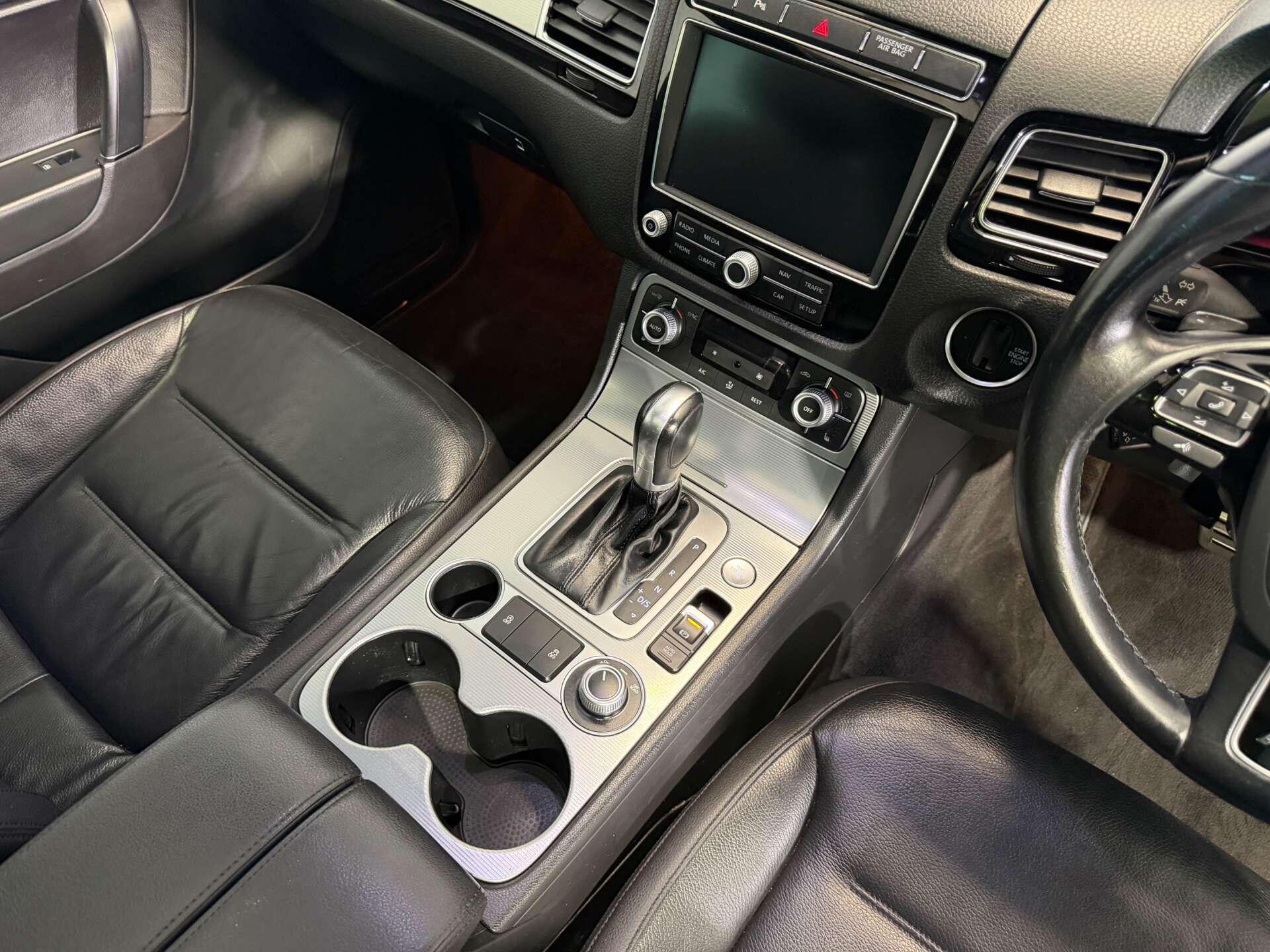Volkswagen Touareg view 20