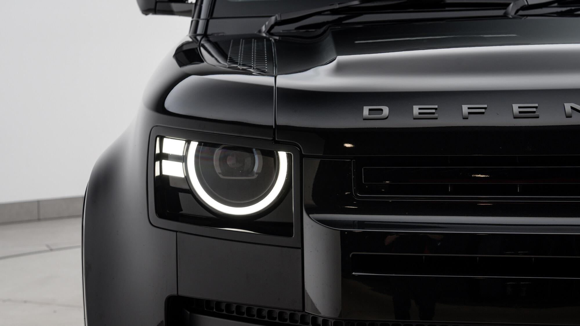 Land Rover Defender 110 view 10