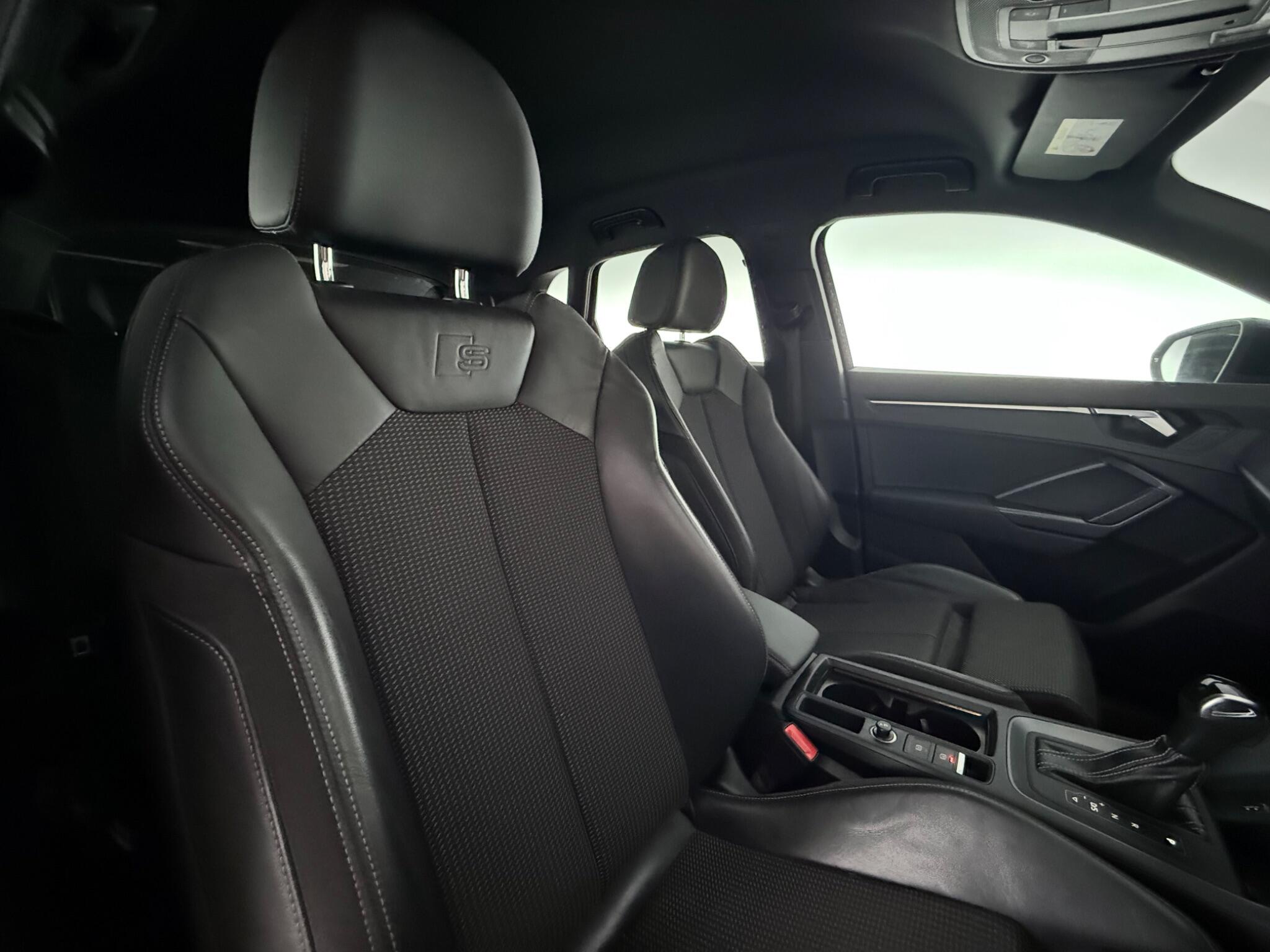 Audi Q3 view 32