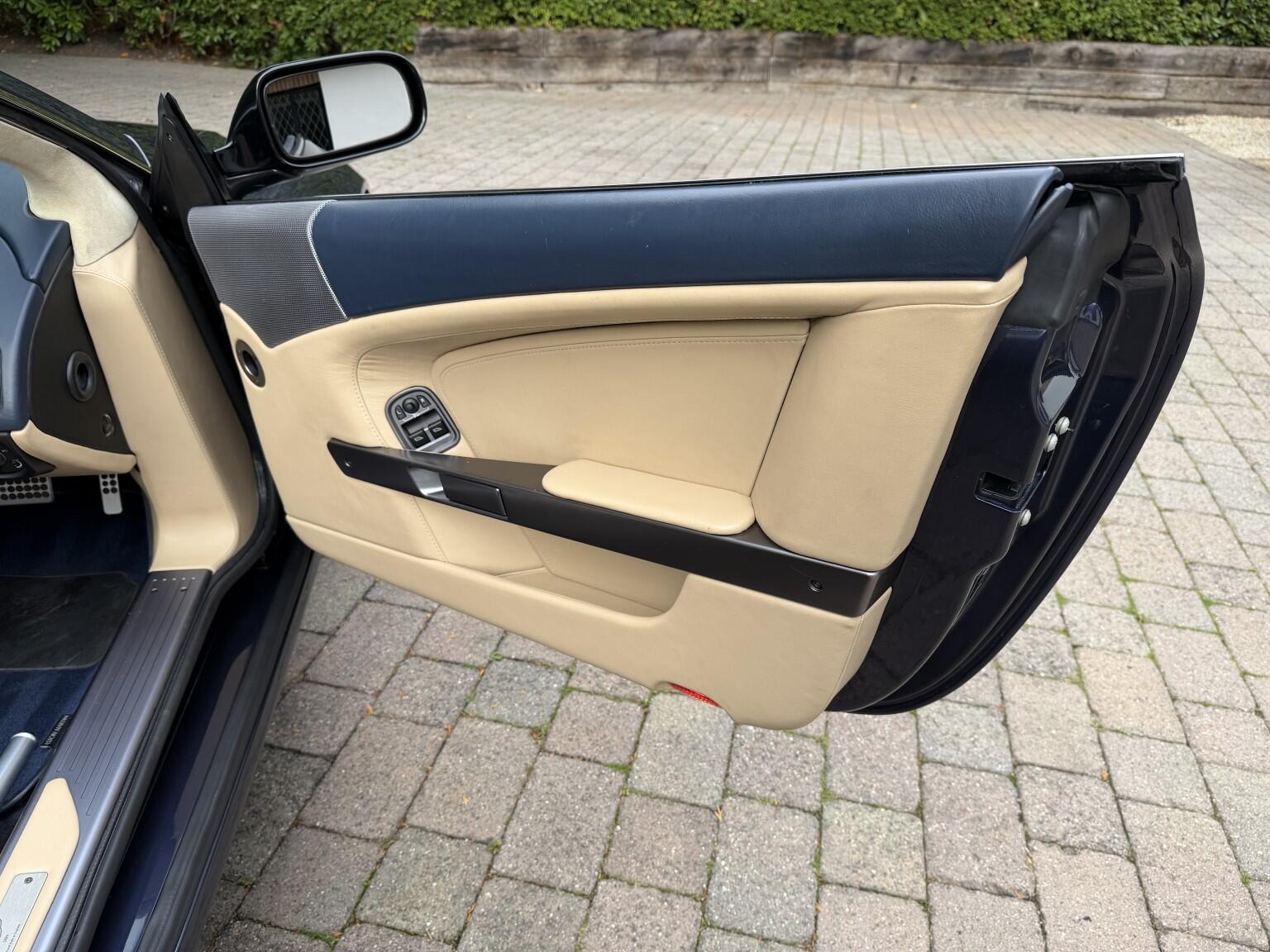 Aston Martin DB9 view 20