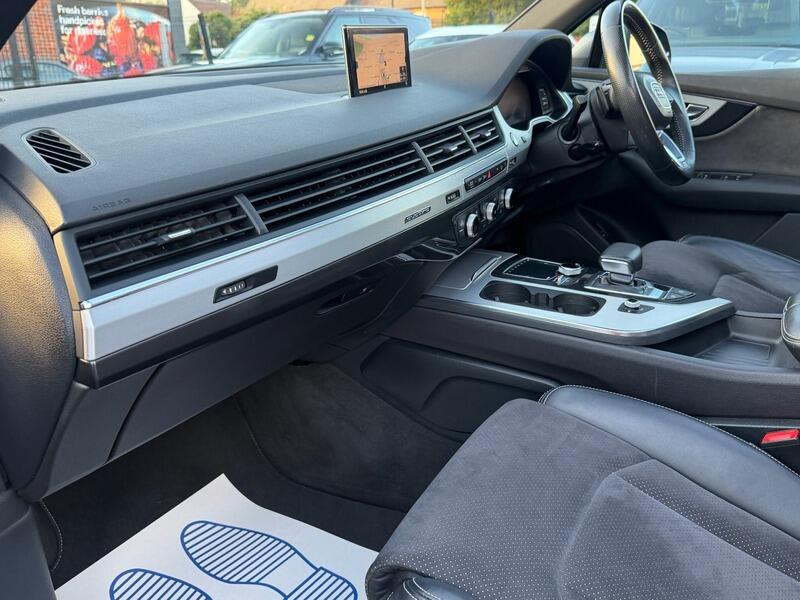 Audi Q7 view 47