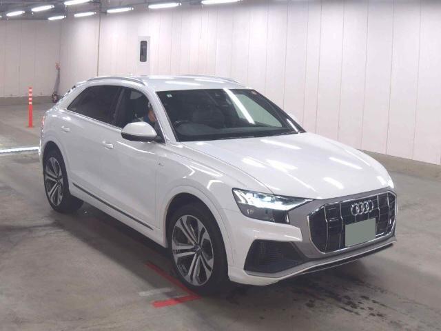 Audi Q8 view 5