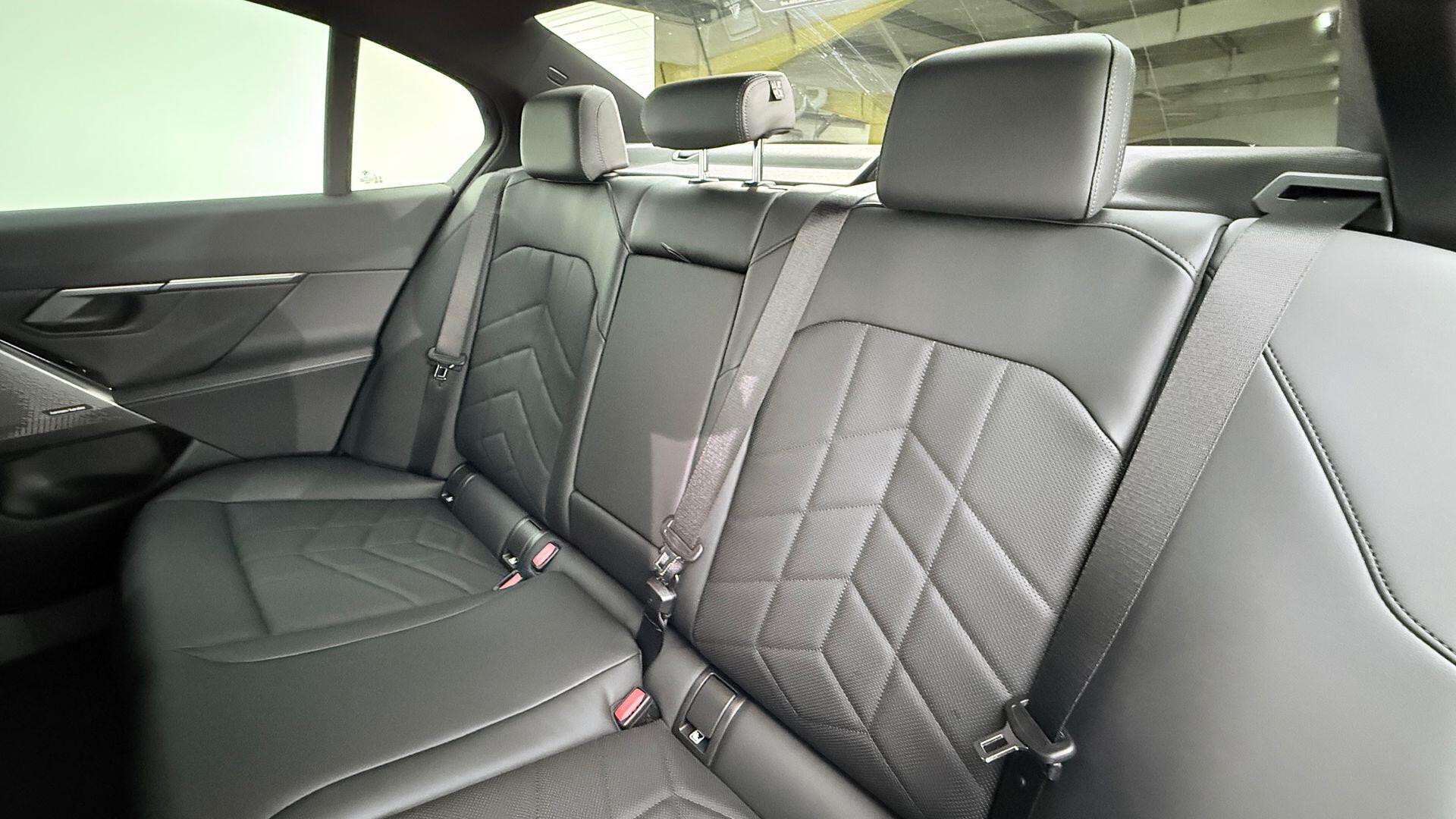 BMW 5 Series view 12