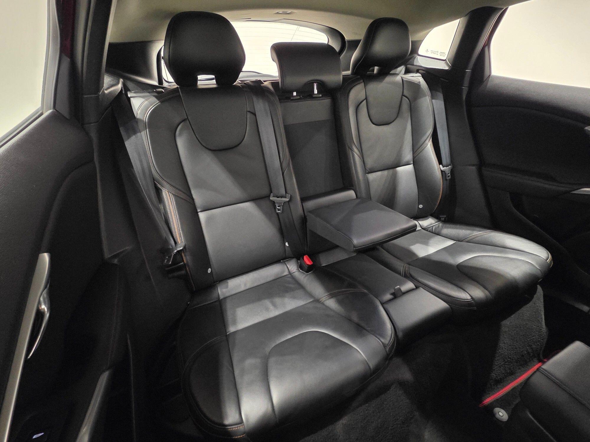 Volvo V40 Cross Country view 5