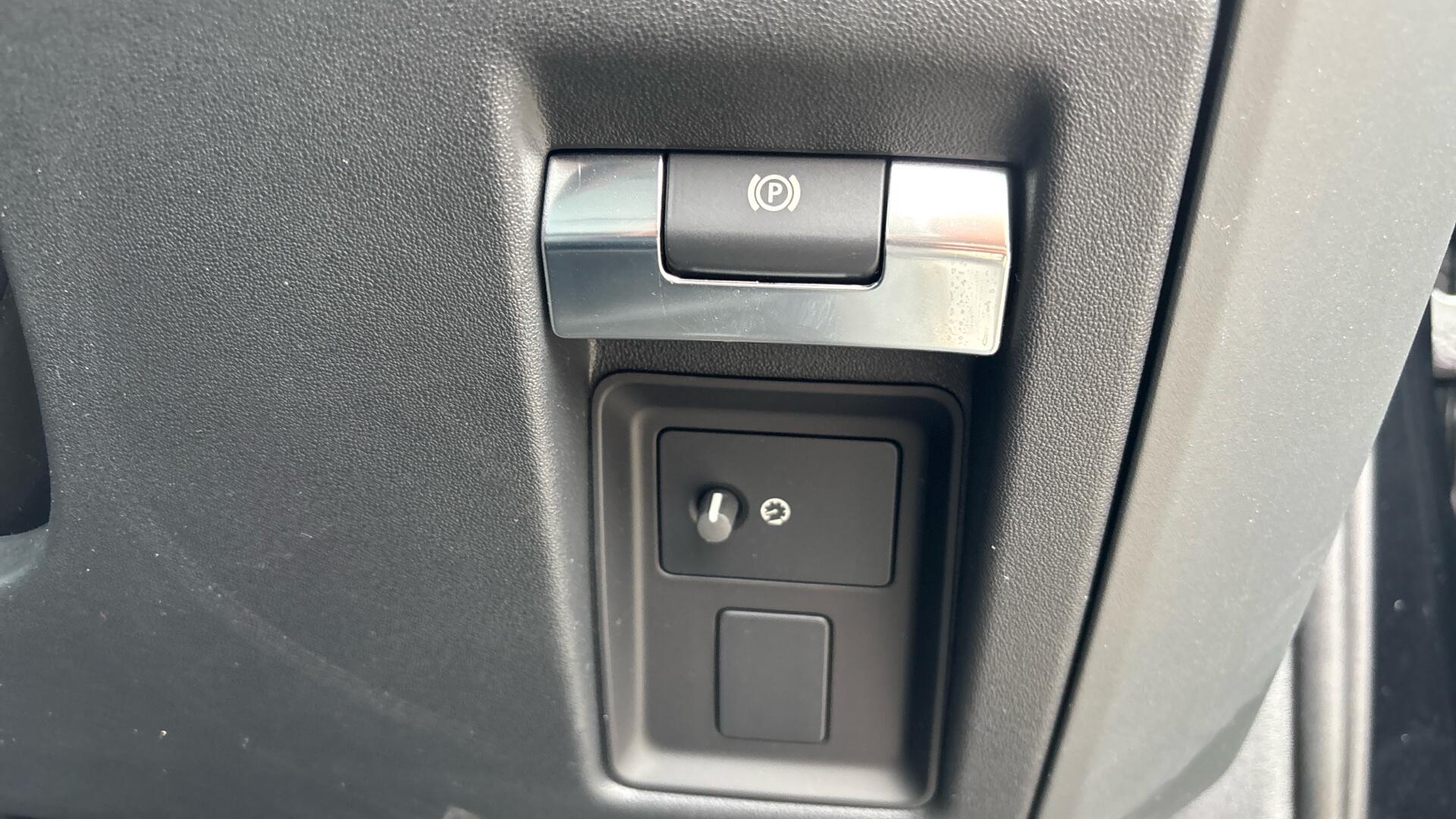 Land Rover Defender view 34