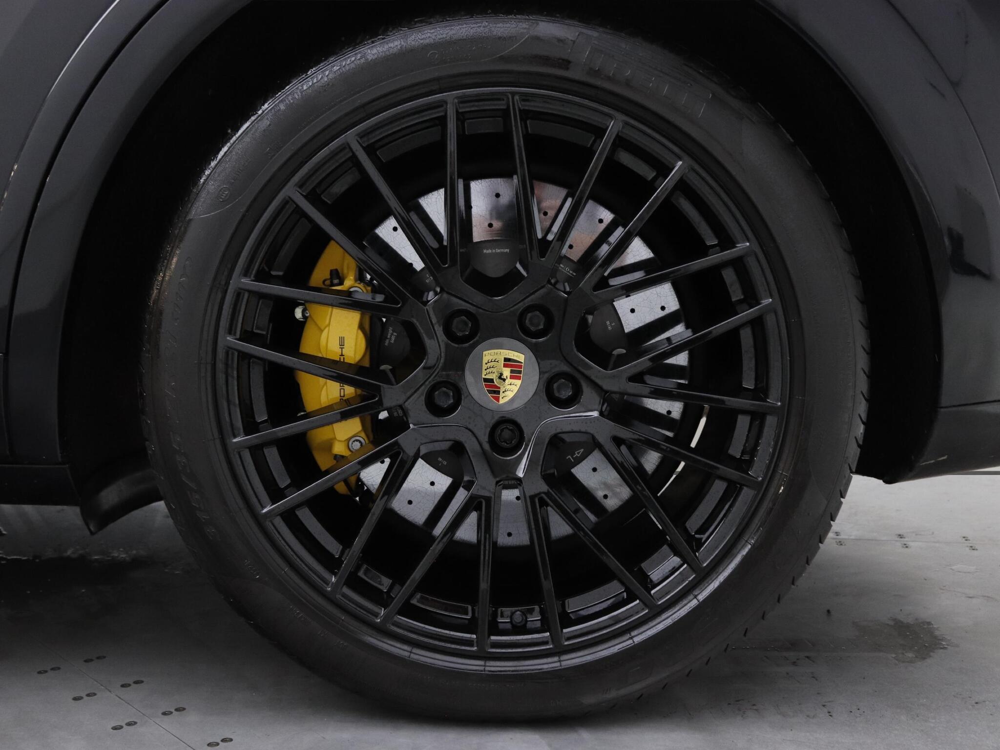 Porsche Cayenne view 8