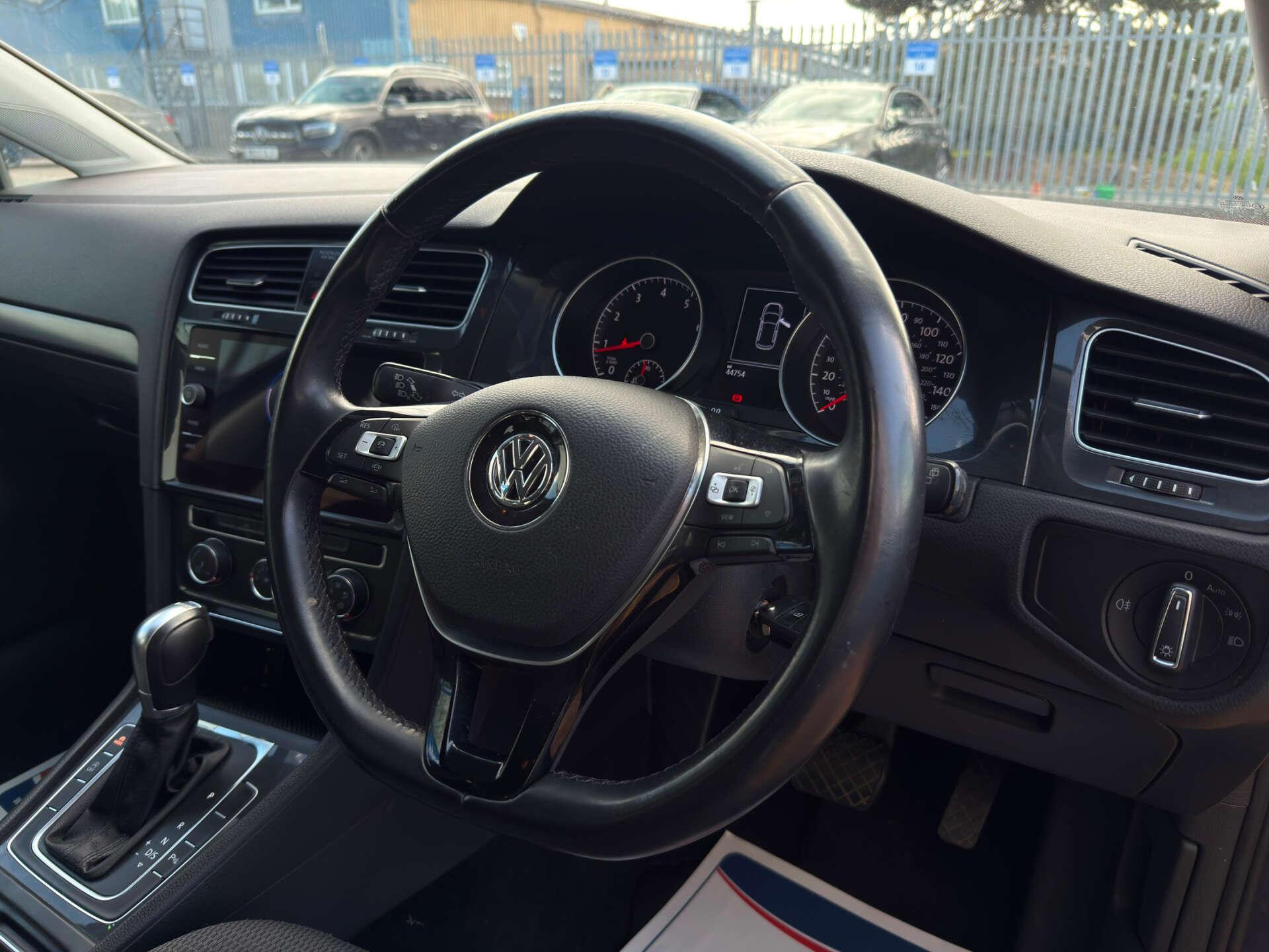 Volkswagen Golf view 17