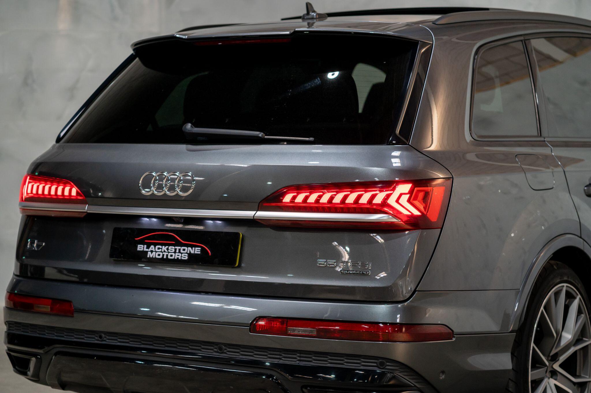 Audi Q7 view 12