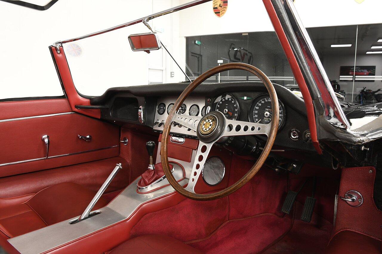 Jaguar E-Type view 4