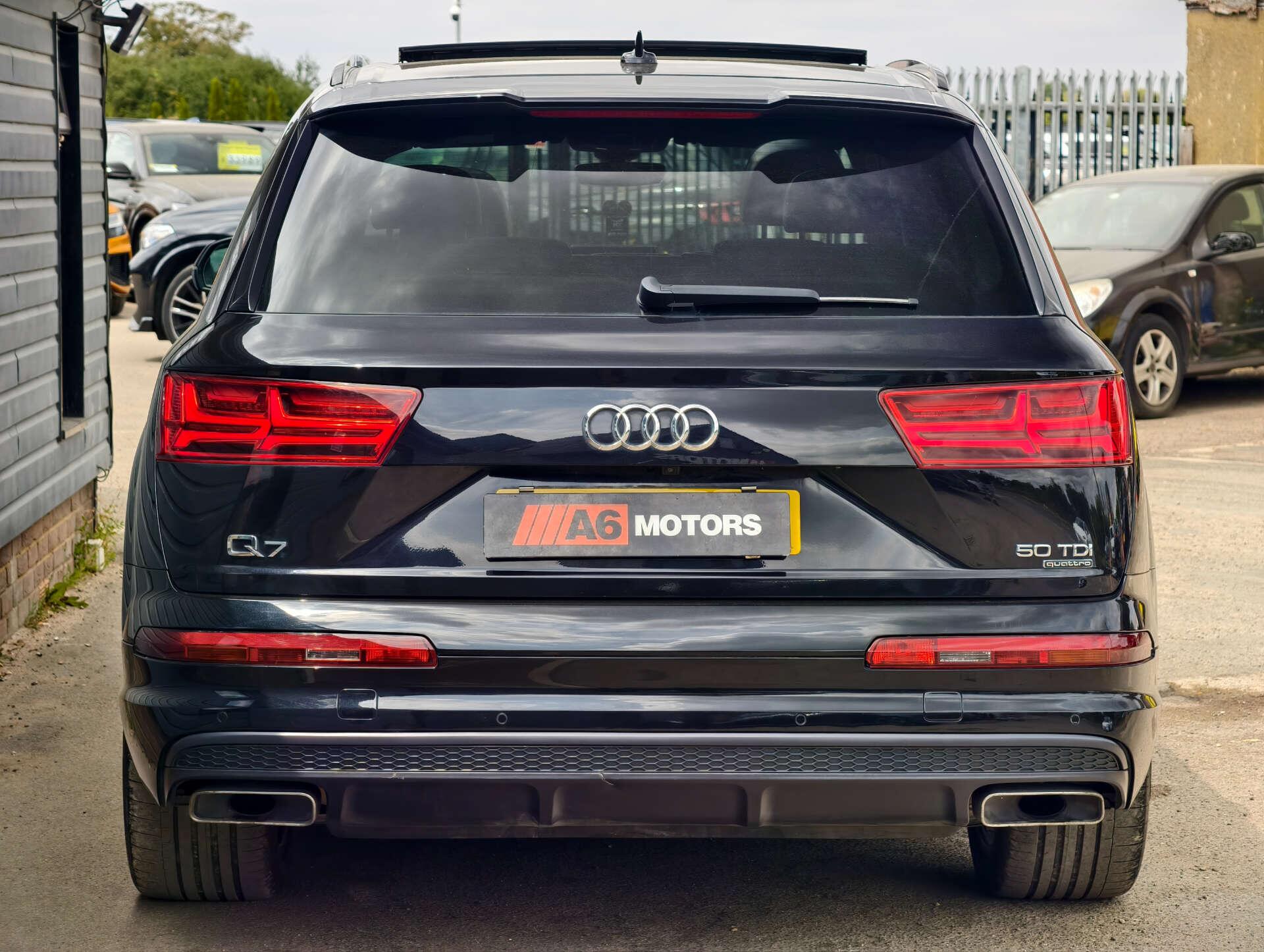 Audi Q7 view 9