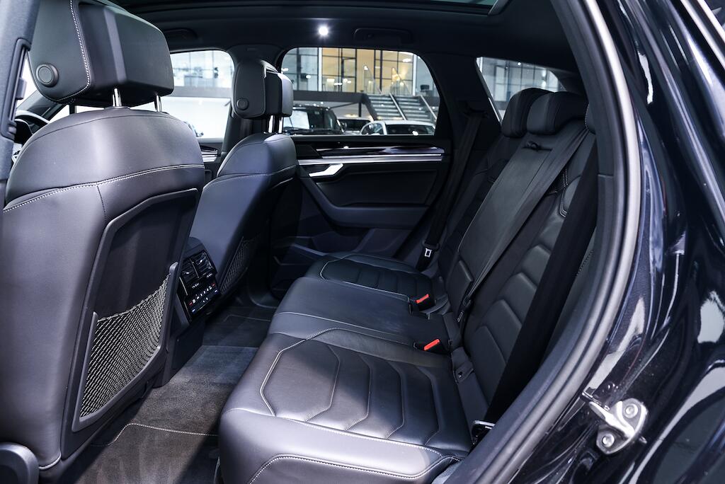 Volkswagen Touareg view 14