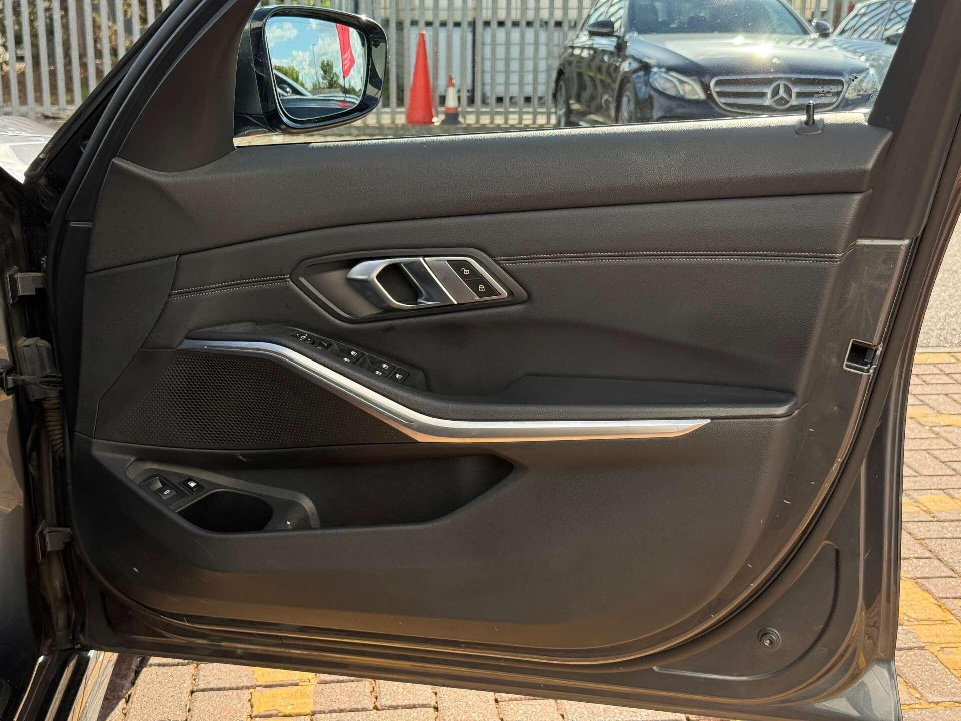 BMW 3 Series view 32
