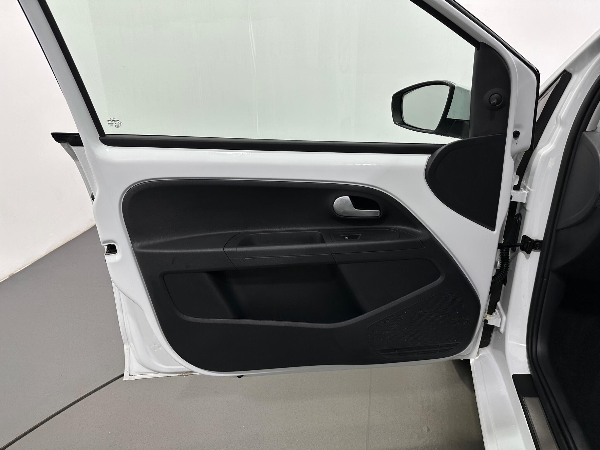 Volkswagen Up! view 33