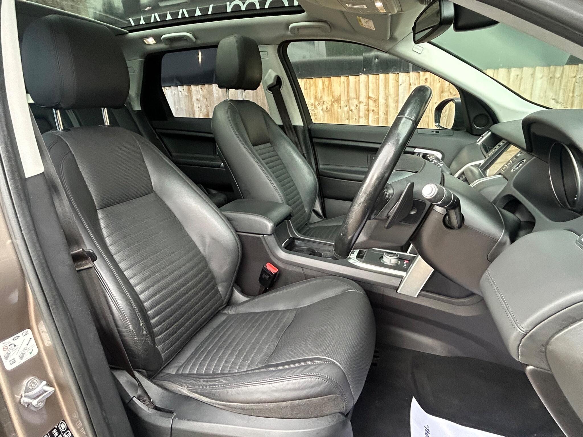 Land Rover Discovery Sport view 3