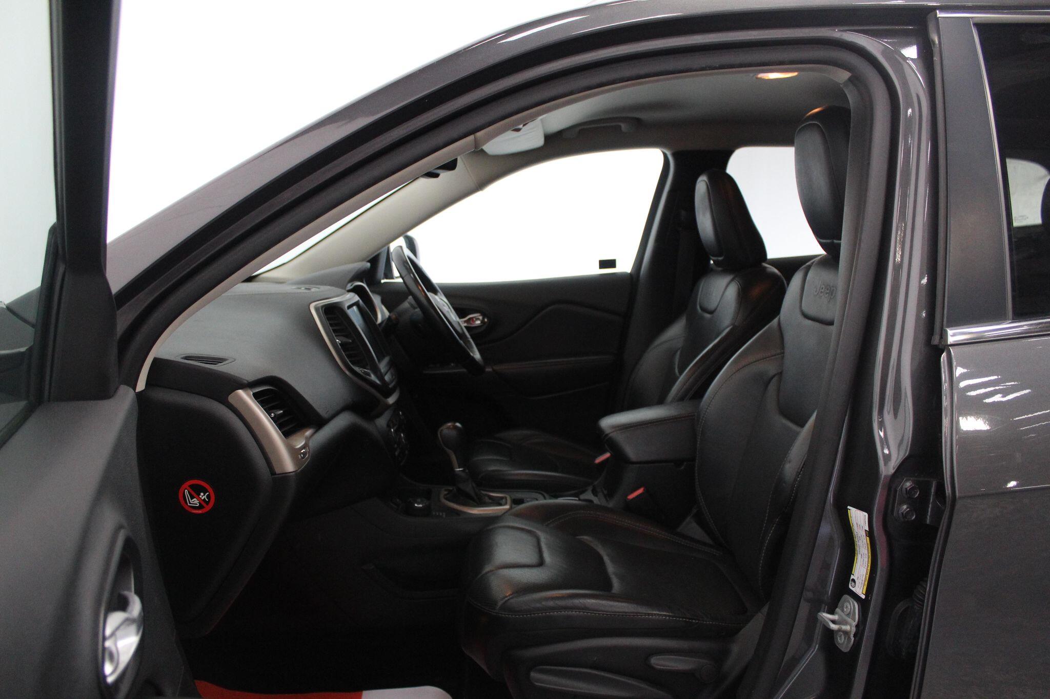 Jeep Cherokee view 49