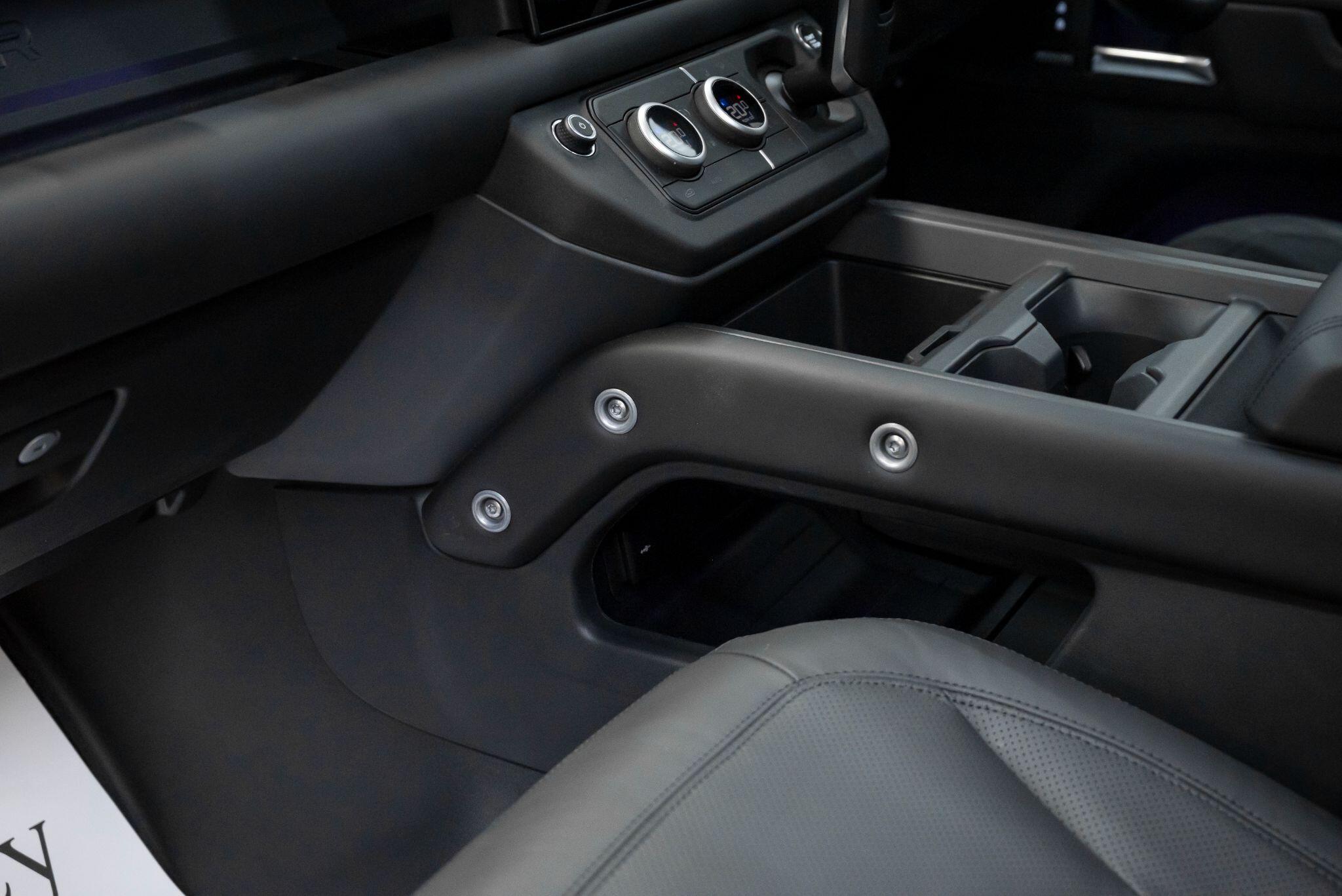 Land Rover Defender view 37