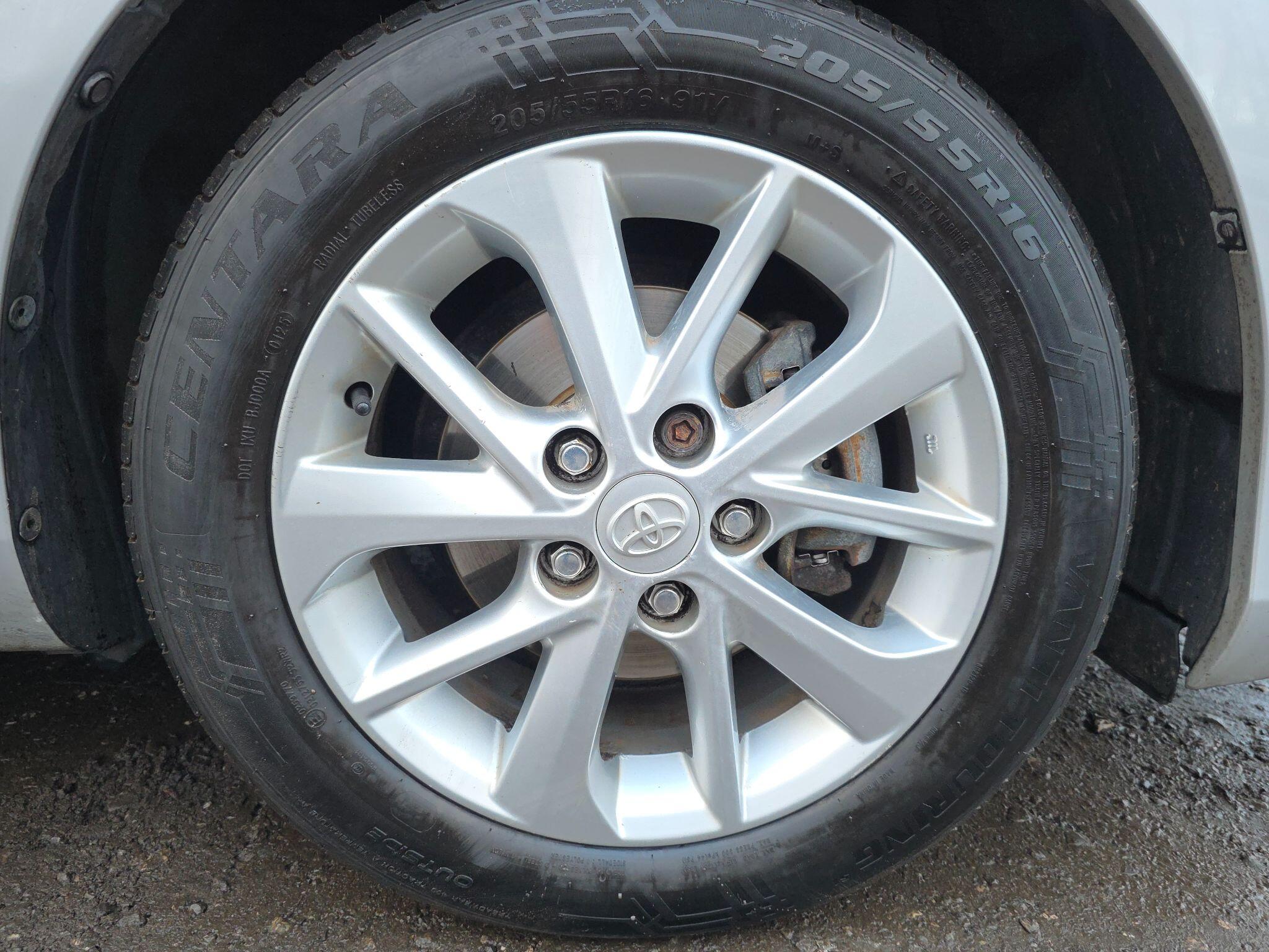 2013 Toyota Auris image 38