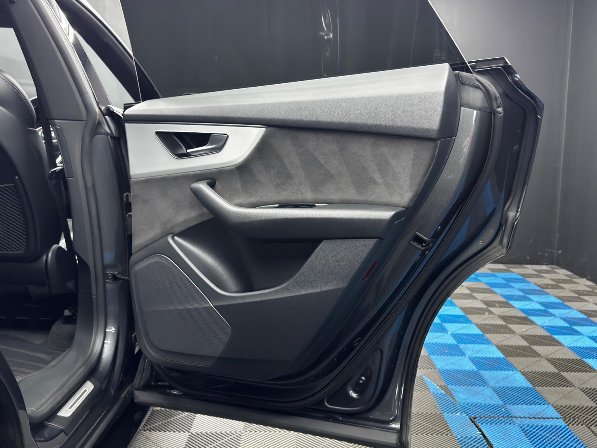 Audi Q8 view 48