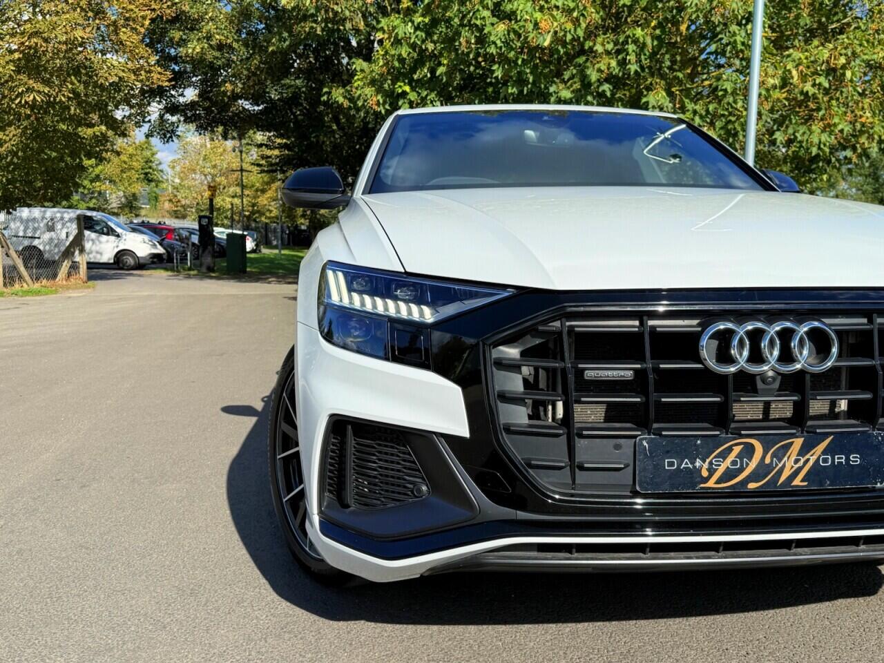 Audi Q8 view 45