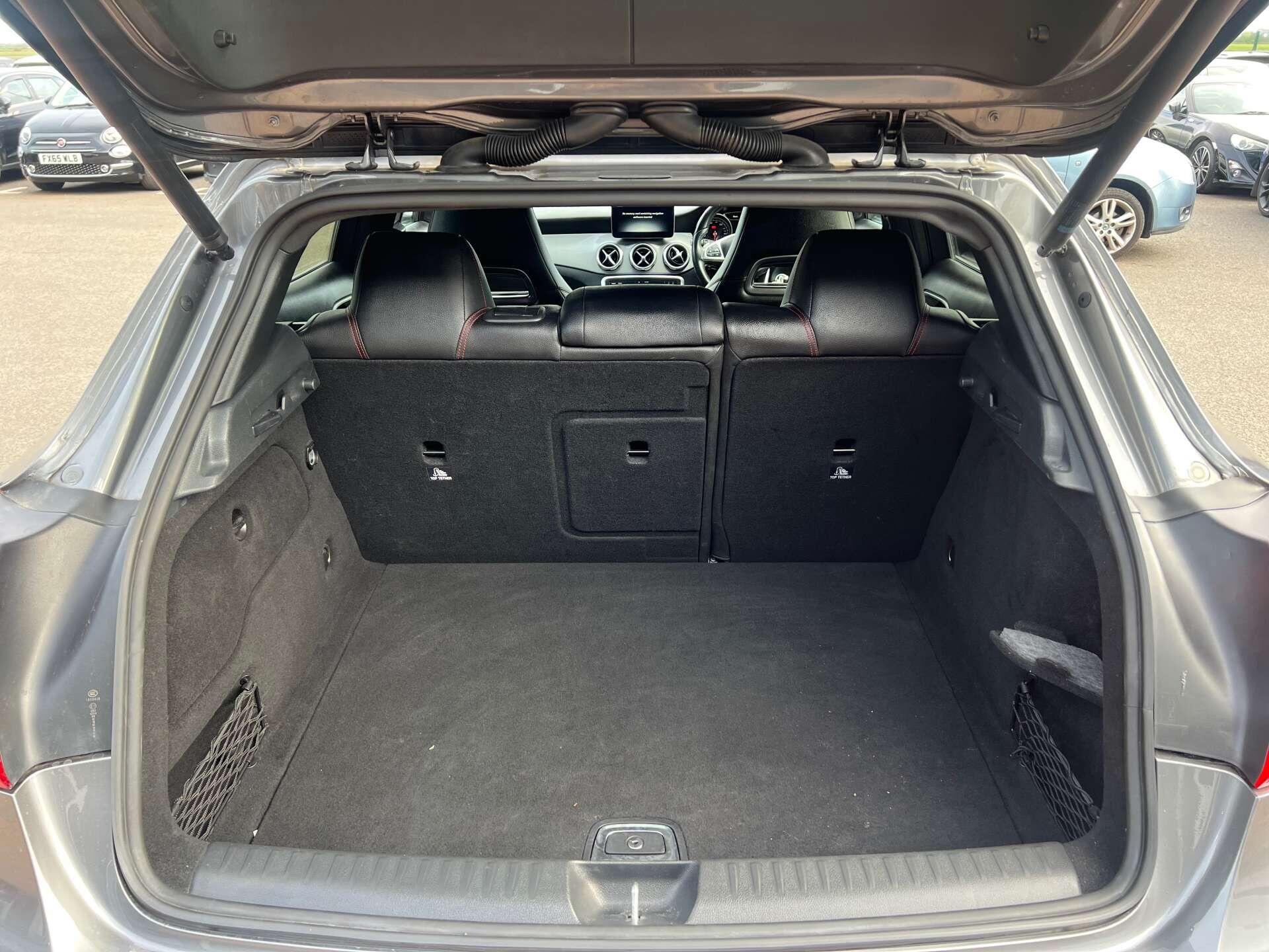 Mercedes-Benz GLA view 47