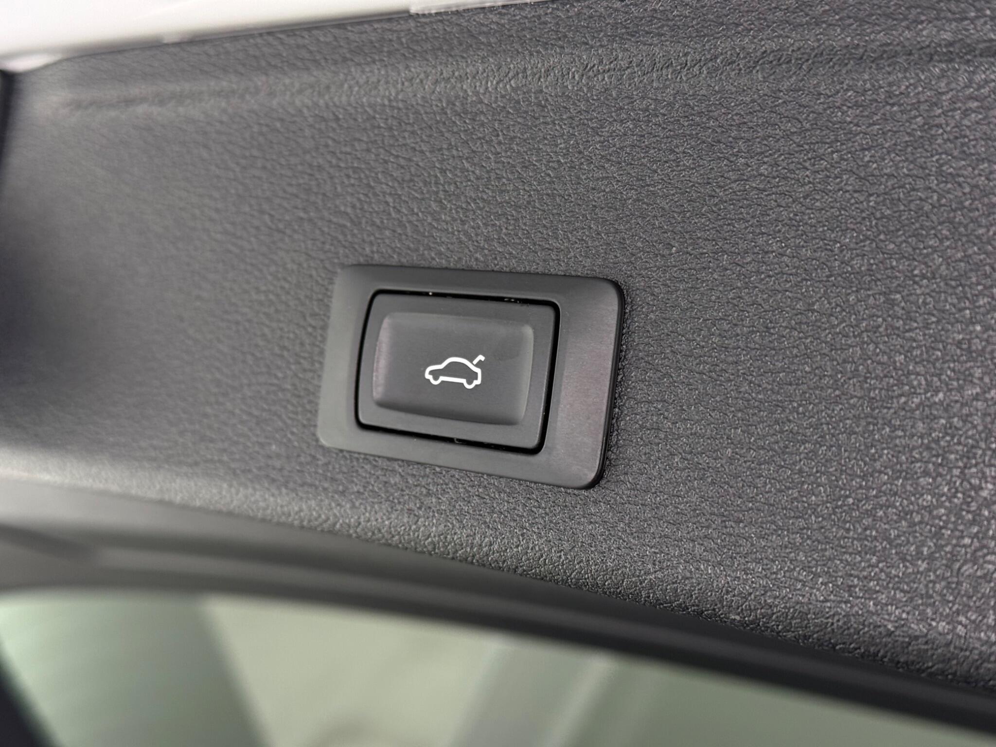 Audi A4 view 11
