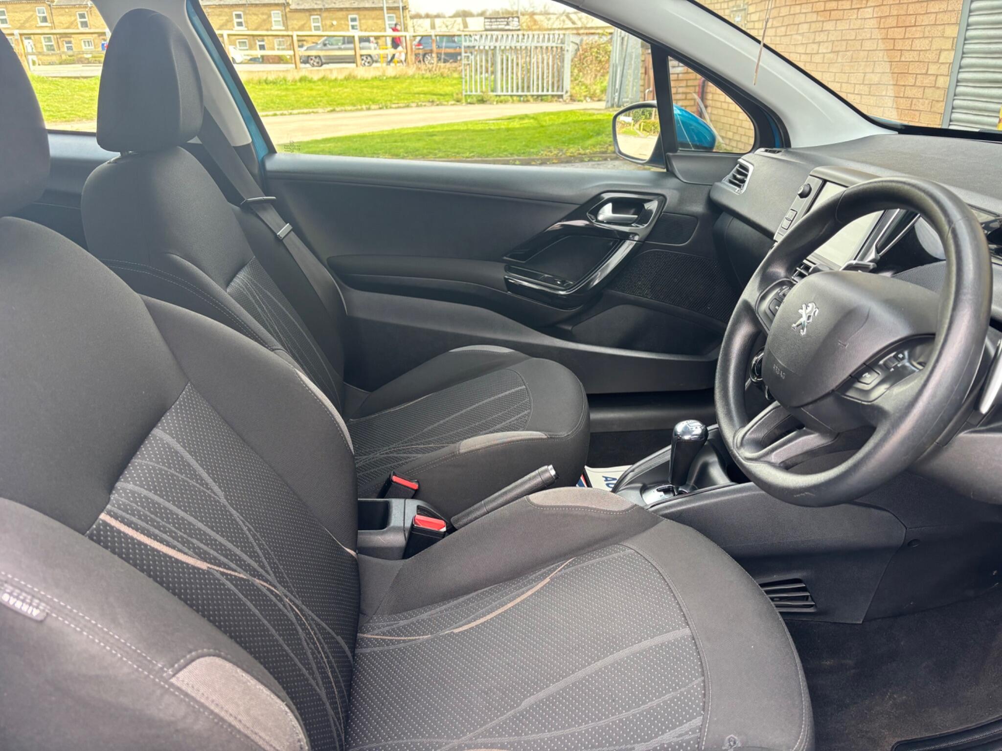 Peugeot 208 view 11
