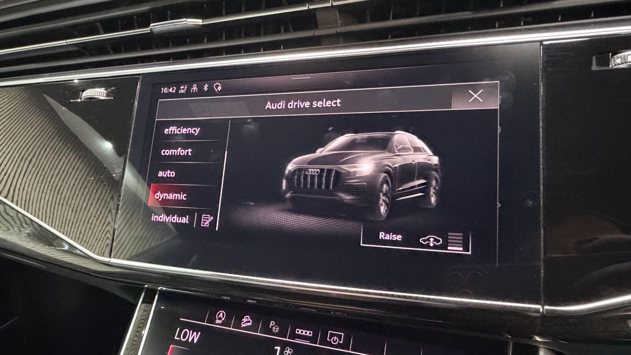 Audi Q8 view 29