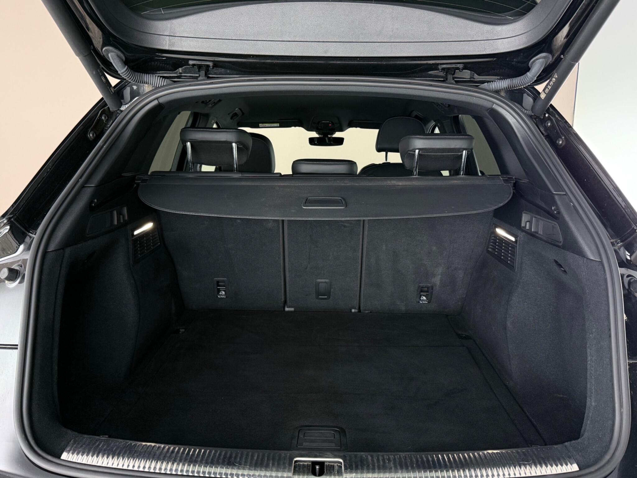 Audi Q5 view 10