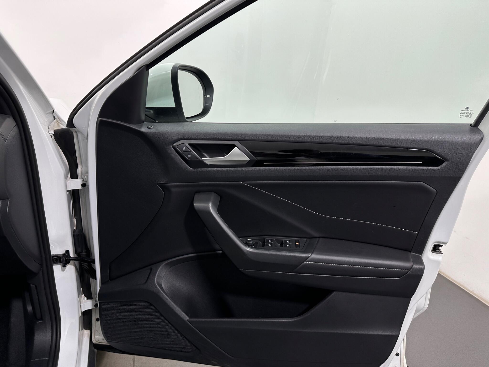 Volkswagen T-Roc view 34
