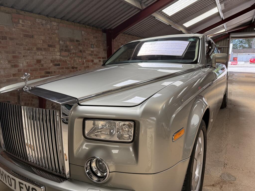 Rolls-Royce Phantom view 3