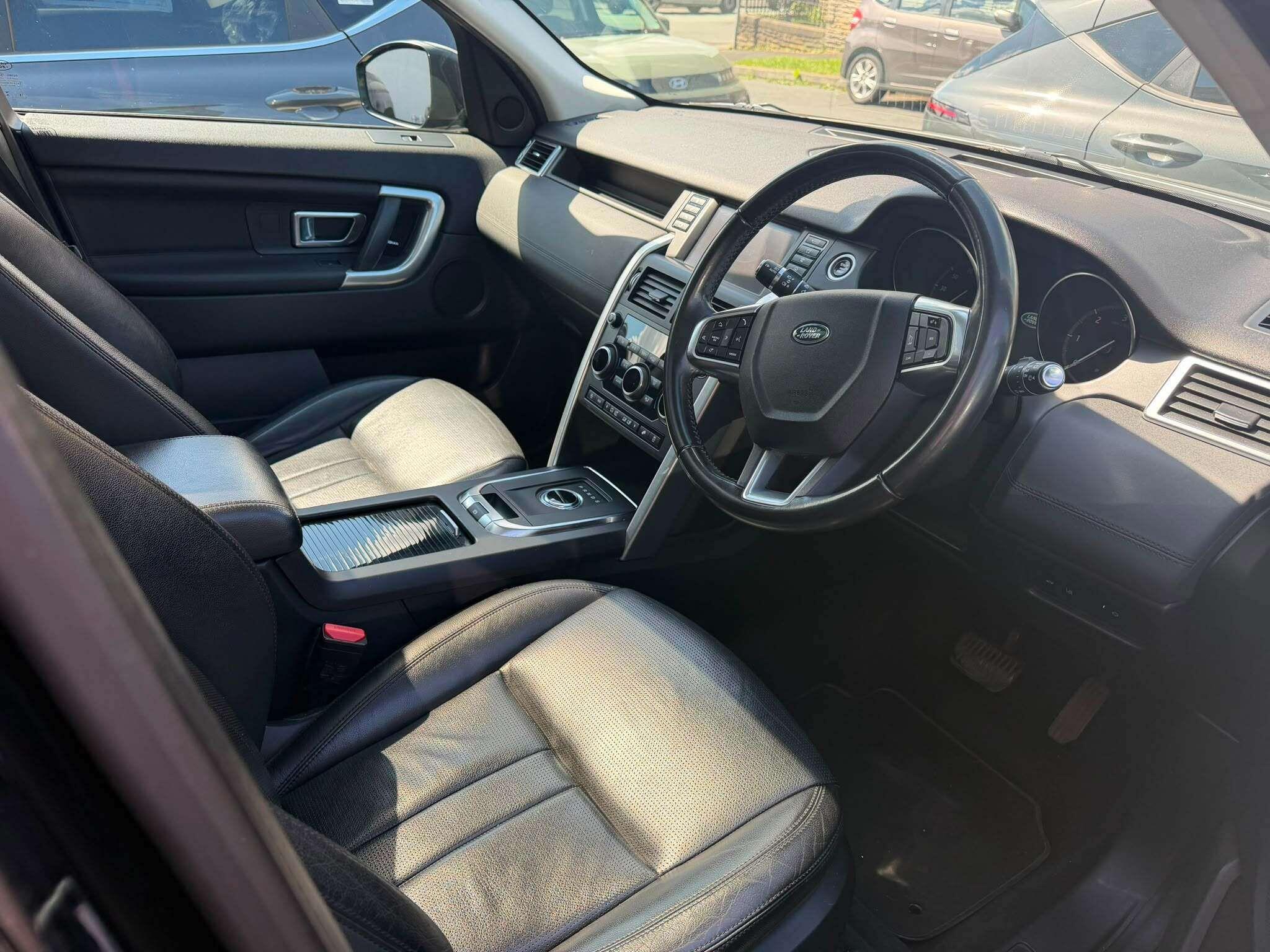 Land Rover Discovery Sport view 4