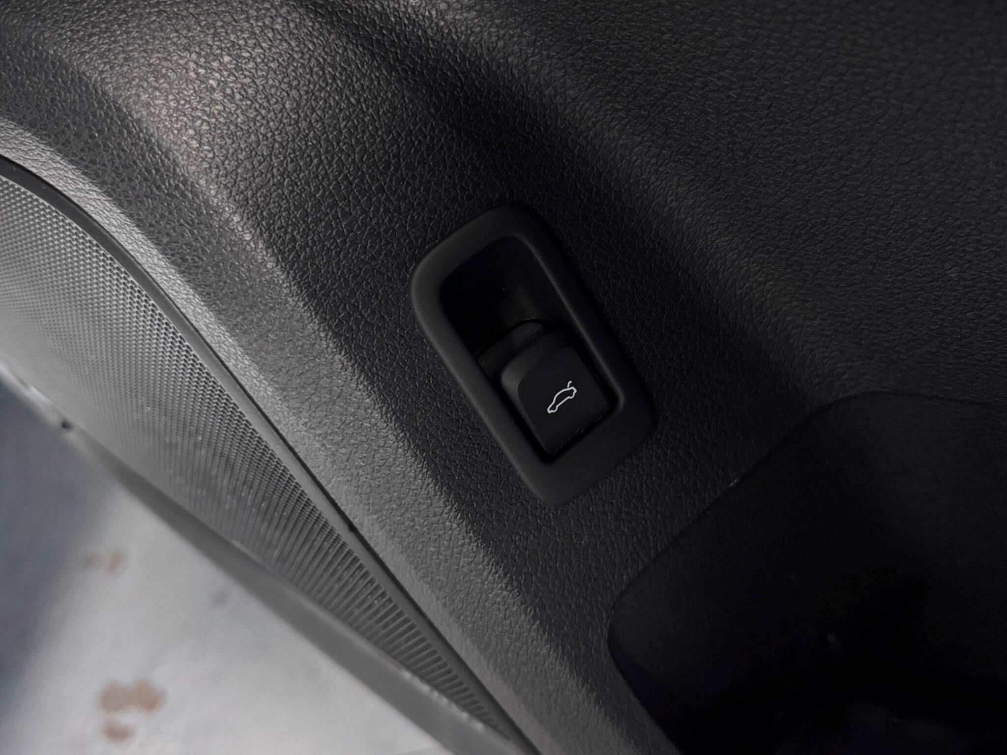 Audi SQ2 view 16