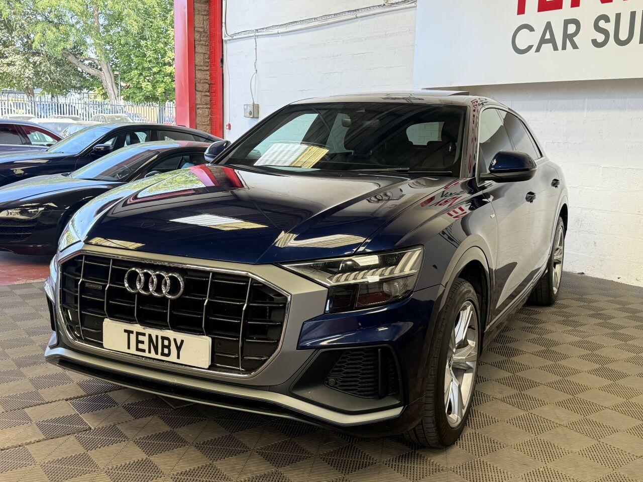 Audi Q8 view 5