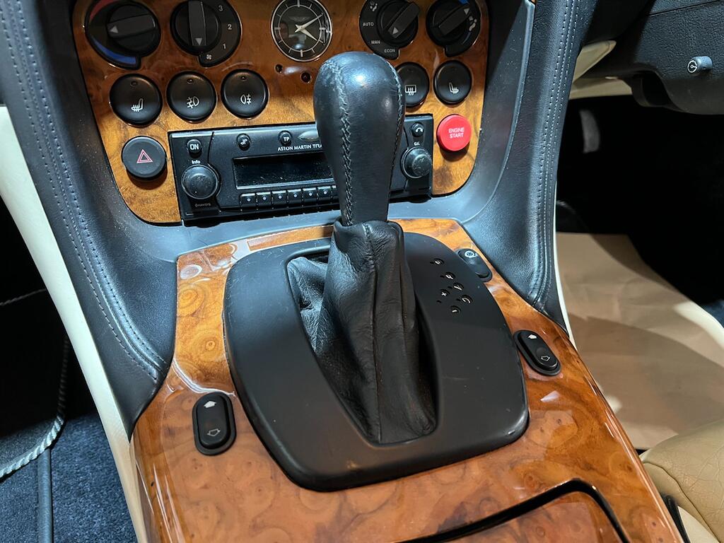 Aston Martin DB7 view 8