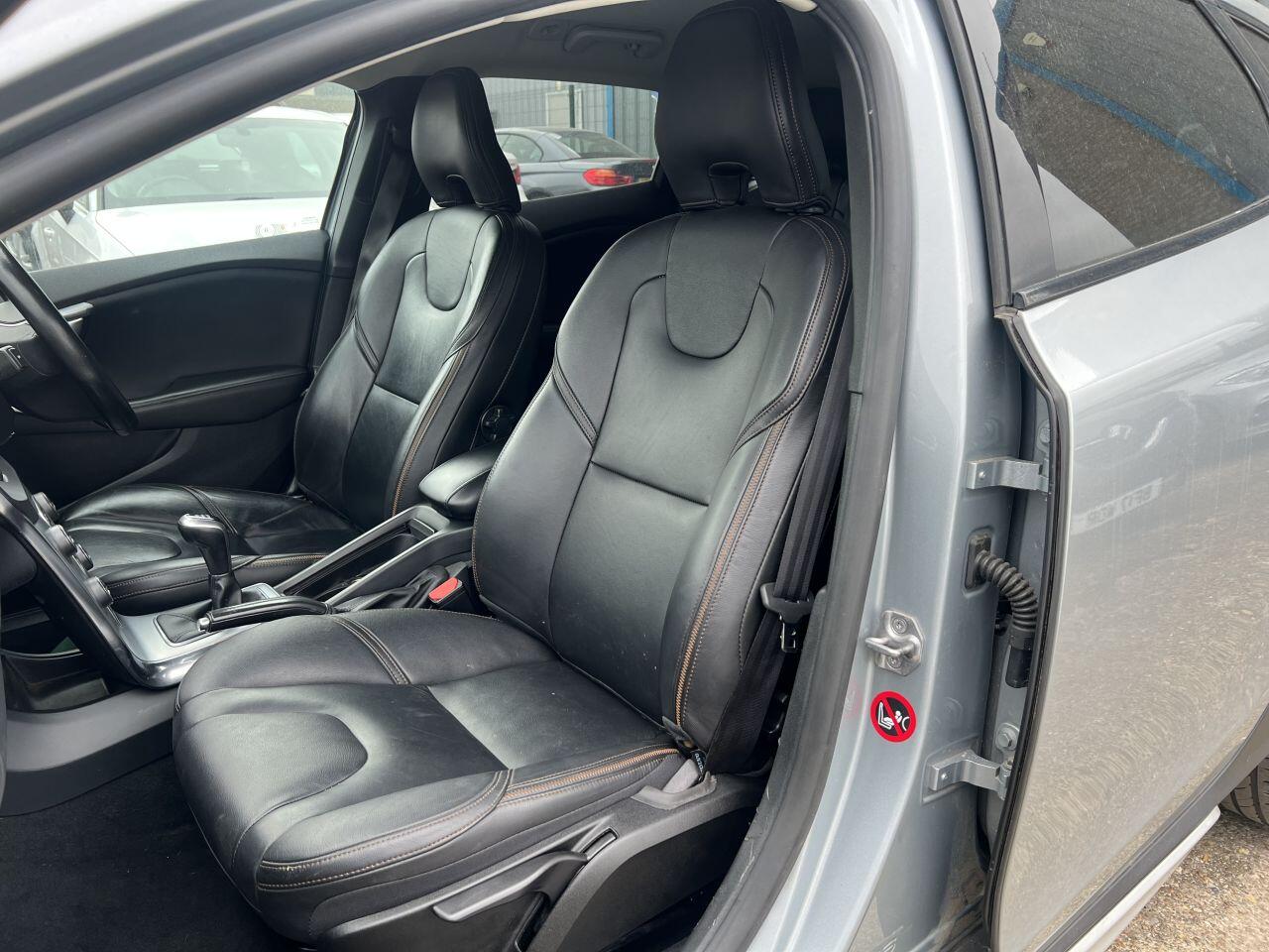 Volvo V40 Cross Country view 23