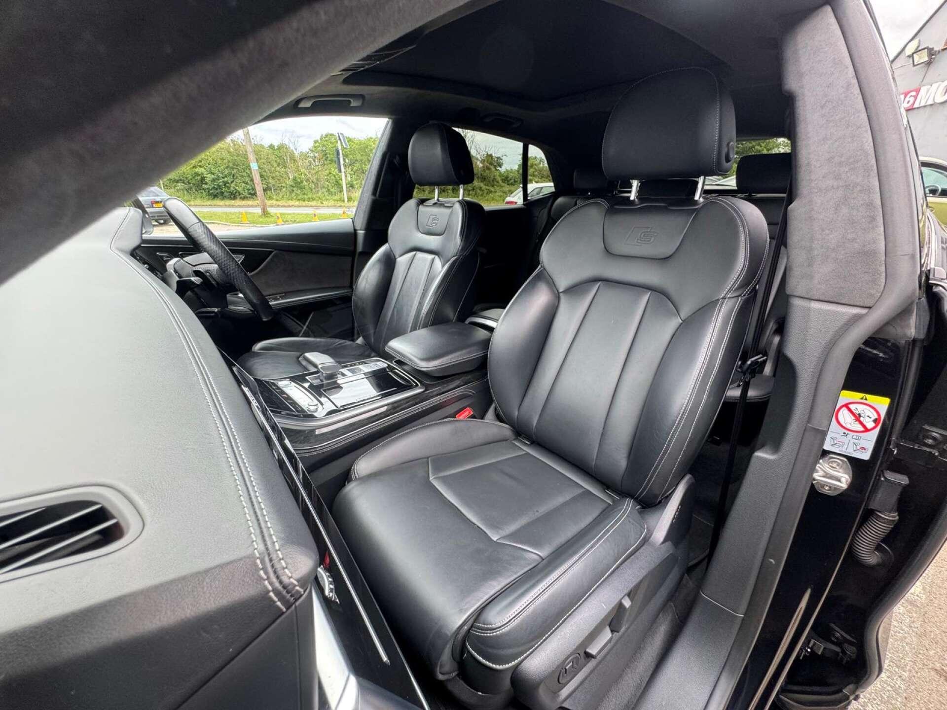 Audi Q8 view 26