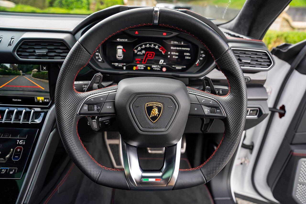 Lamborghini Urus view 85