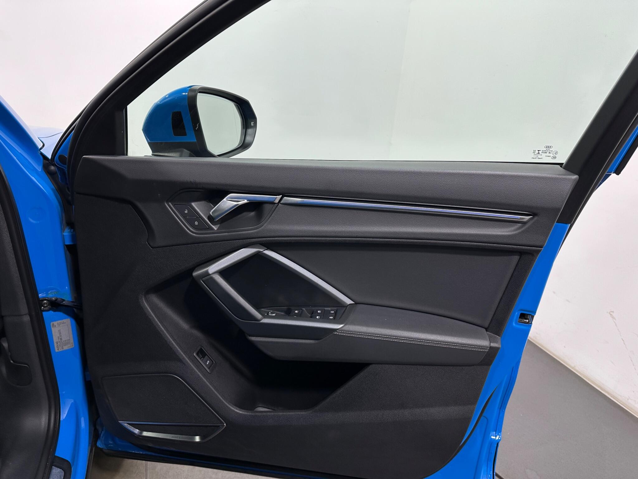 Audi Q3 view 34