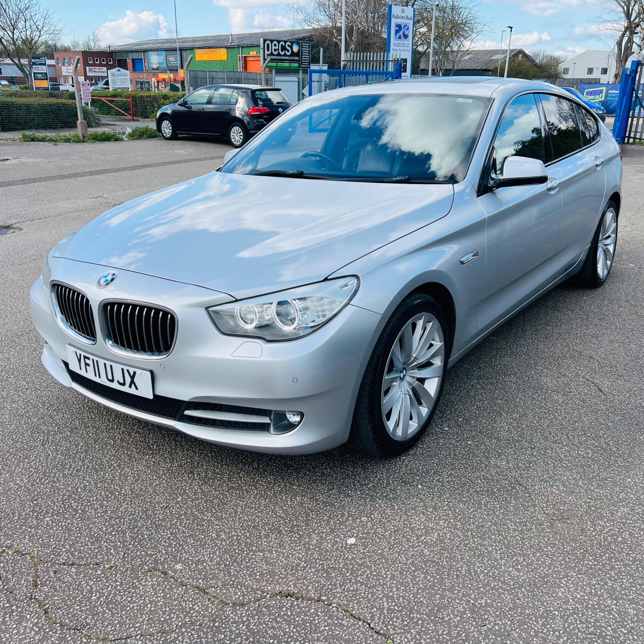 BMW 5 Series view 3