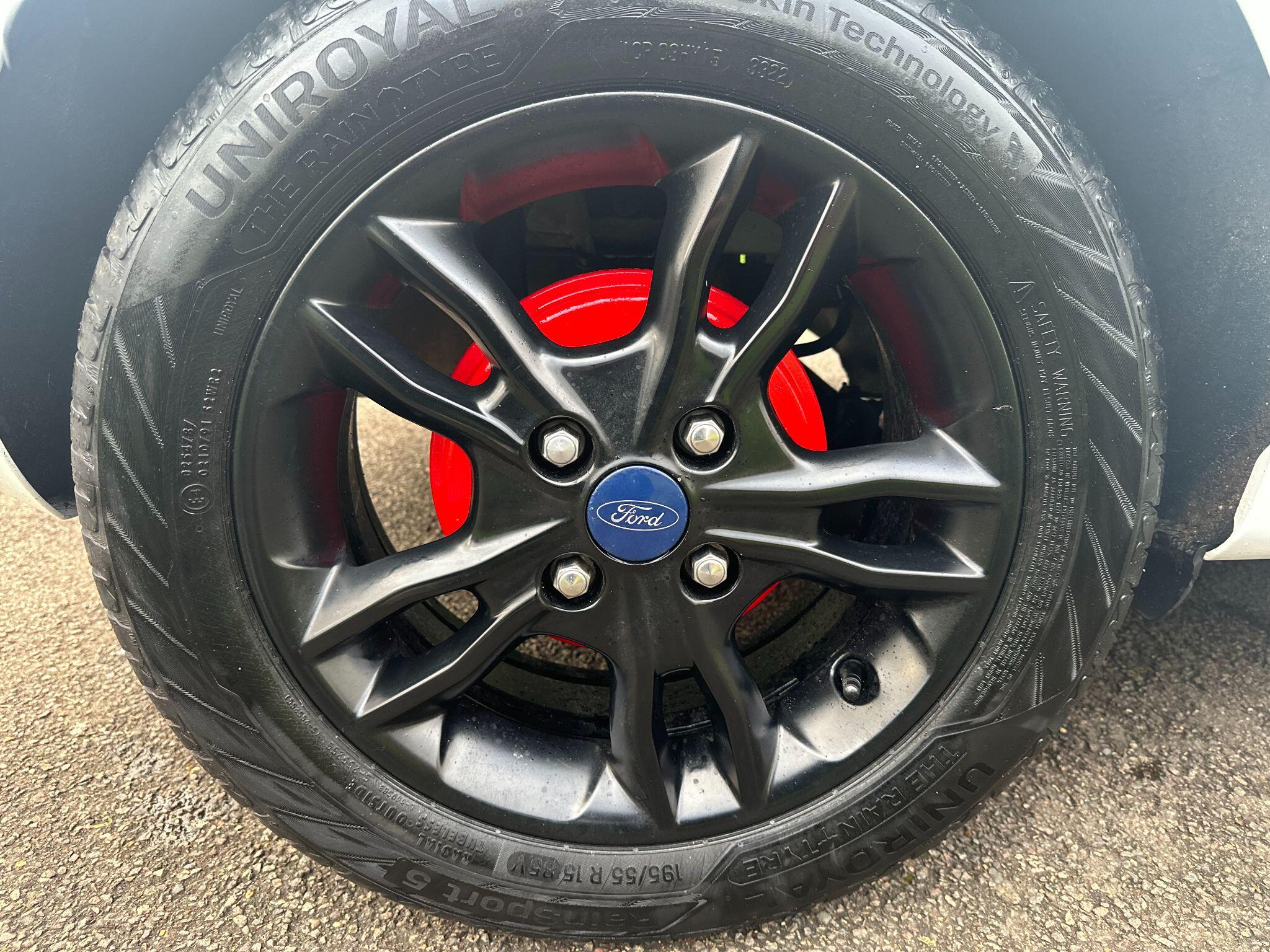 2015 Ford Fiesta image 27